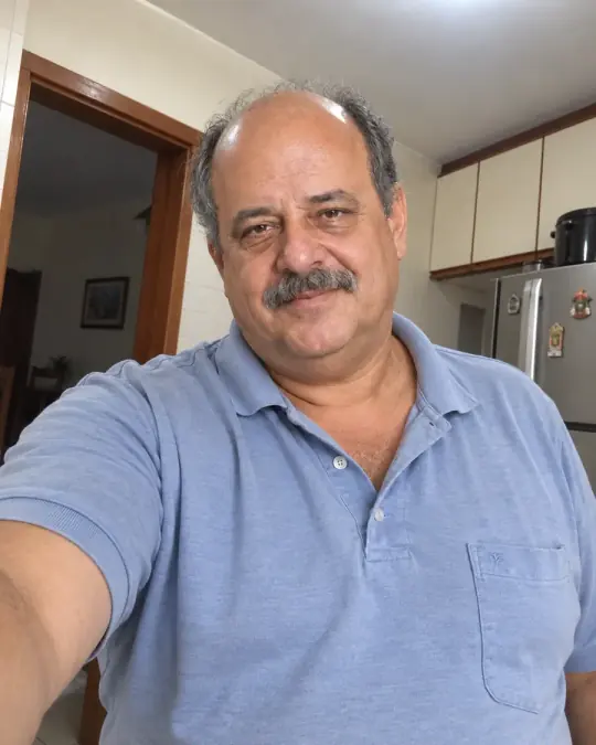 Selfie caseira do mesmo homem
