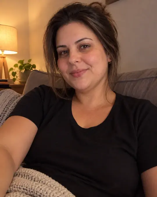 Selfie comum no sofá da mesma mulher