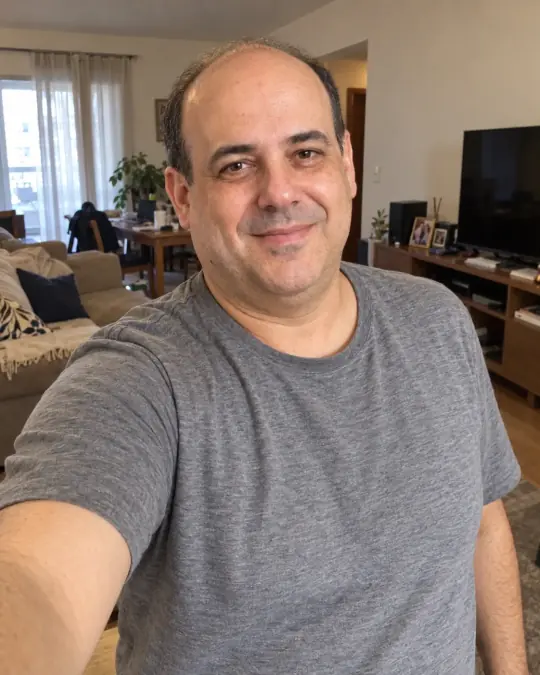 Selfie caseira do mesmo homem