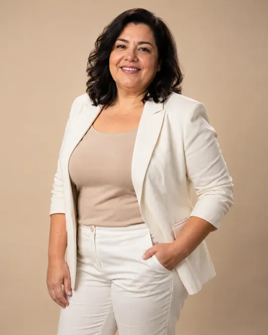 Ensaio profissional de mulher em blazer claro