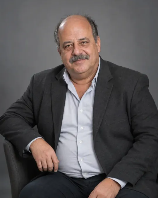 Ensaio masculino clássico sentado com paletó escuro