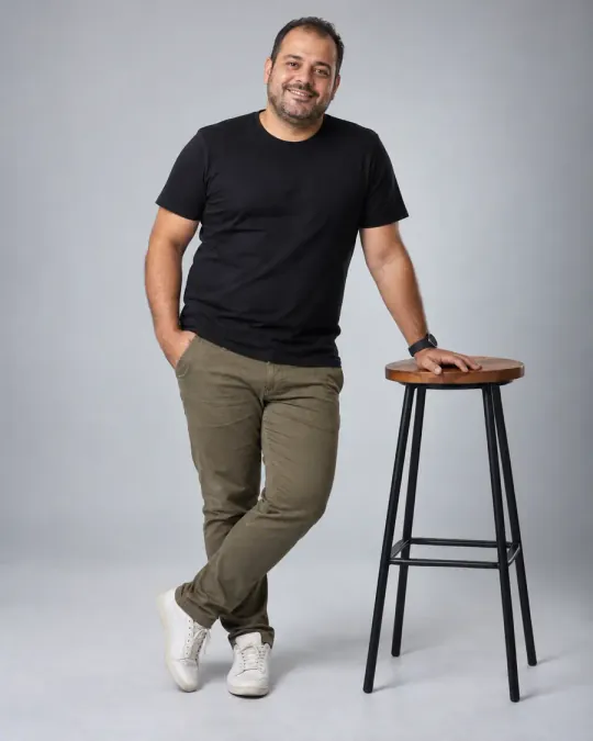 Ensaio masculino moderno em estúdio claro