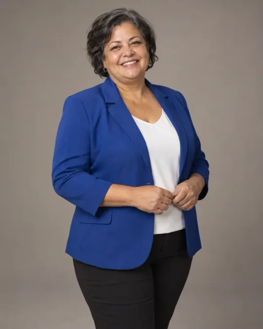 Ensaio feminino sorrindo em blazer azul