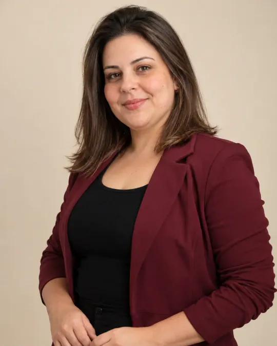 Ensaio feminino sofisticado em blazer bordô