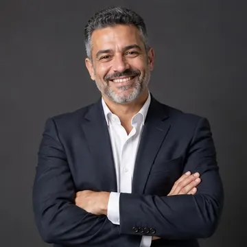 Retrato masculino profissional em estúdio escuro